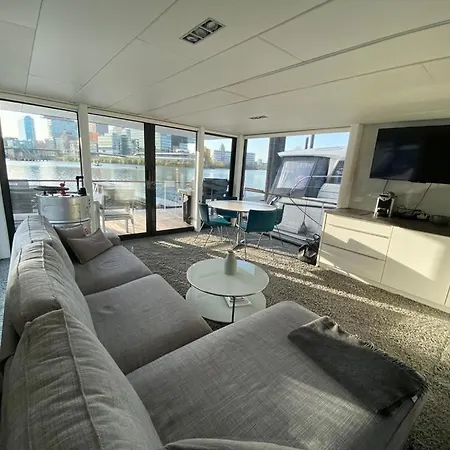 Wunderschones Hausboot Im Medienhafen * Düsseldorf